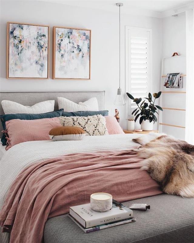Moderná domáca ružová a sivá spálňa v škandinávskom štýle, prášková ružová maľba, posteľ, ružová deka a biele čiary, abstraktné obrazy