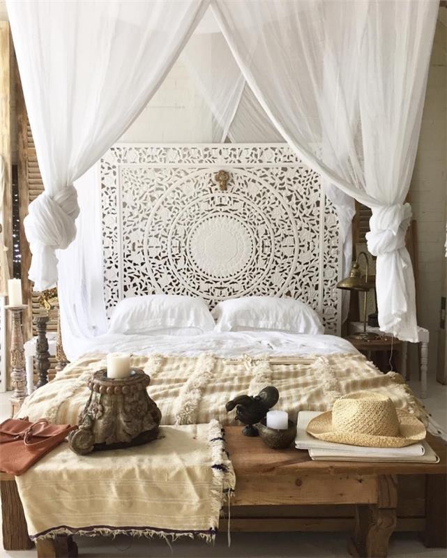 bohémska výzdoba spálne s veľkou drevenou rámovou posteľou, nápad na čelo postele v bielom marockom štýle s baldachýnom,