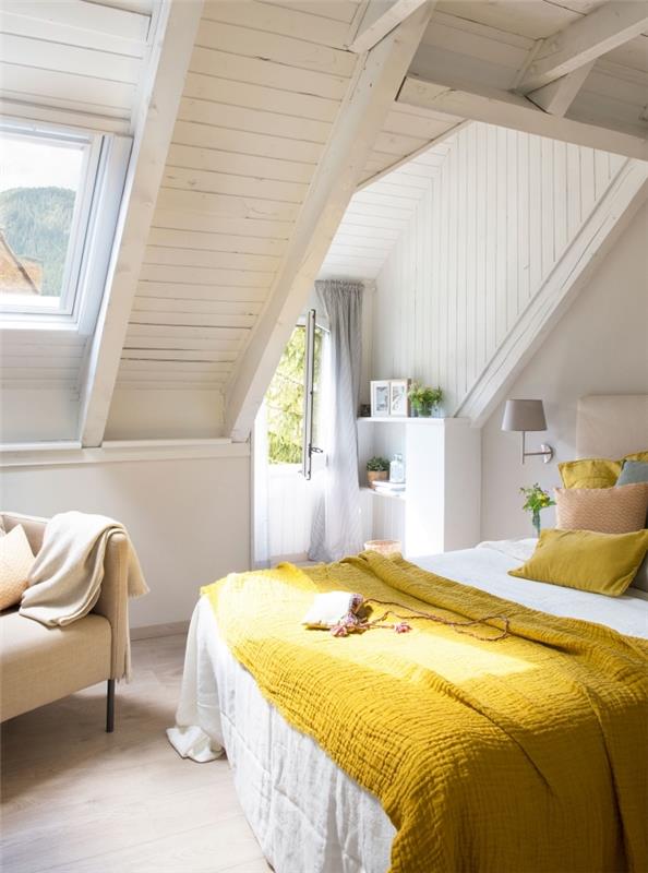príklad usporiadania podkrovnej spálne, útulný dekor s obkladom stien a stropom zo svetlého dreva, ženská spálňa s horčicovo žltým dekorom