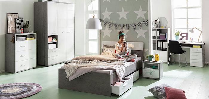 أثاث غرفة الأطفال ، أرضيات خشبية مطلية باللون الأخضر الفاتح ، زخرفة جدارية بنجوم ورقية ذاتية الصنع
