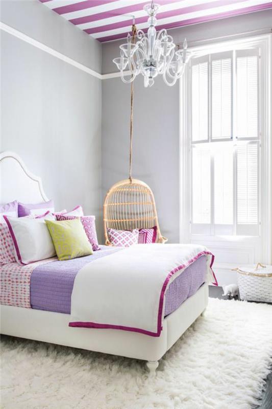 modern-vacker-lila-vit-barock-ljuskrona-flicka-sovrum