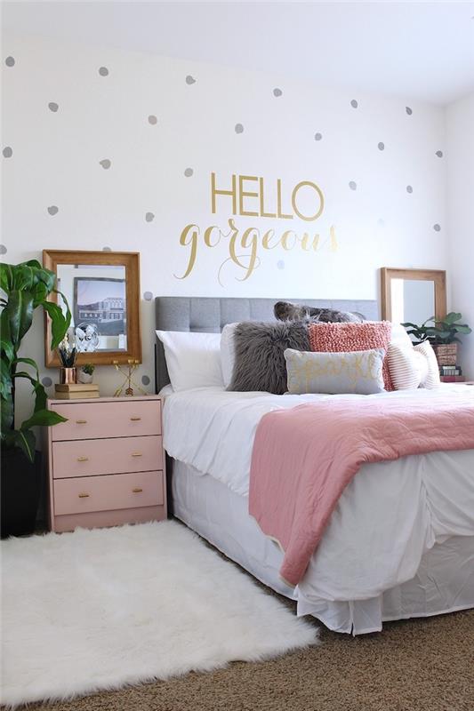 أفكار تزيين غرف نوم البنات ، مرآة مستطيلة بإطار خشبي ، طاولة سرير مطلية باللون الوردي الباستيل مع مقابض ذهبية