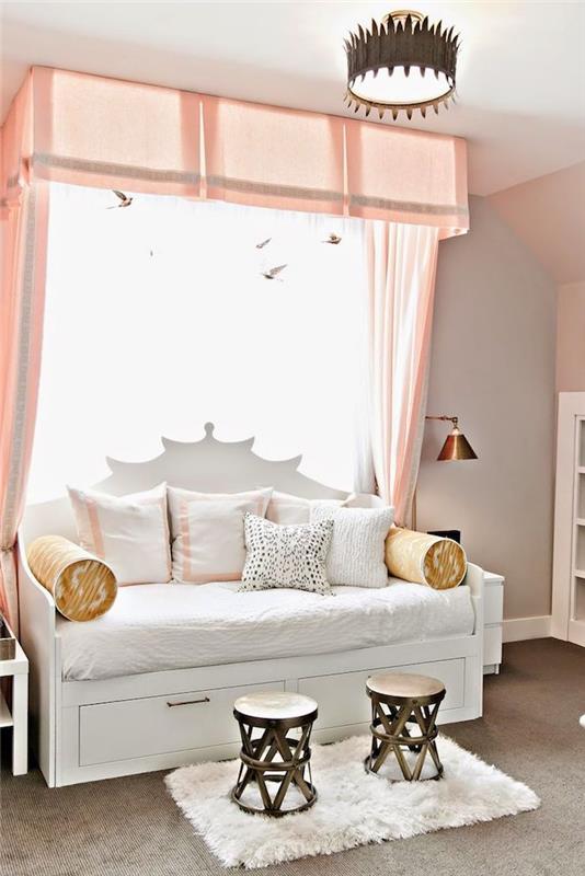 ديكور غرفة نوم مراهقة ، غرفة بسقف أبيض وجدران مطلية باللون الوردي الباستيل ، ثريا مستوحاة من التاج النحاسي