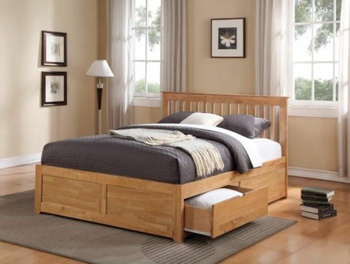 غرفة نوم الكبار مع سرير مزدوج في الخشب الفاتح الجدران البيج درج السرير السجاد الرمادي