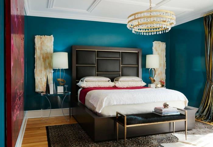 مصباح سقف كبير على الطراز الباروكي ، طلاء غرفة نوم الكبار بلونين ولوحة بورجوندي كبيرة ، تعليقات جدارية ، غرفة نوم باللونين الأزرق والأبيض