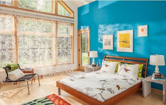 vuxen sovrum färg, turkos vägg, stora fönster, trä säng, grön och svart matta