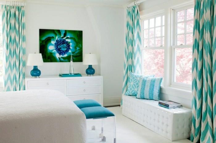 färg för vuxna sovrum, vita väggar, turkosa gardiner och kuddar, dubbelsäng