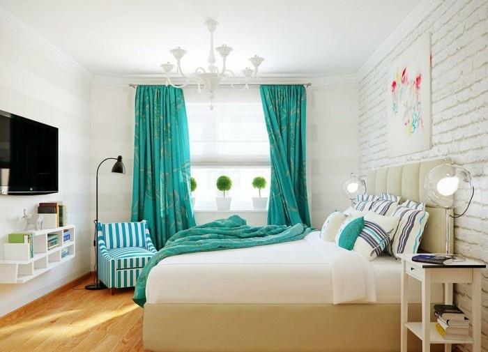 föräldra sovrum färg, vitt tak, trägolv, turkosa gardiner