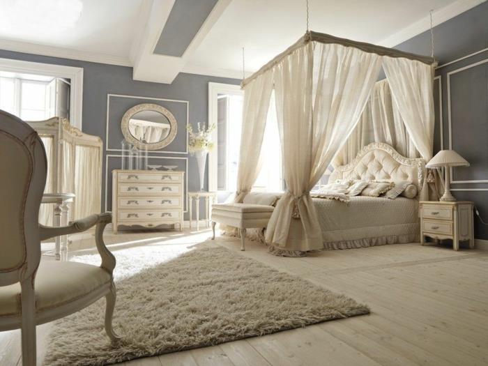 rymligt sovrum i krämfärg, barockstol, trä byrå, oval spegel, himmelssäng, romantisk inredning