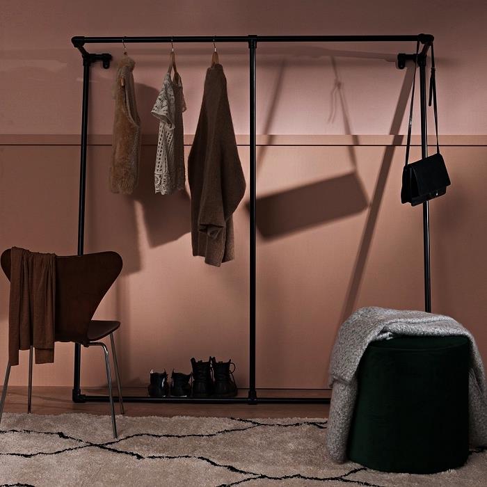 skapa ett minimalistiskt omklädningsrum med en industrigarderob i svart stålrör, idé för ett gör-det-själv-omklädningsrum
