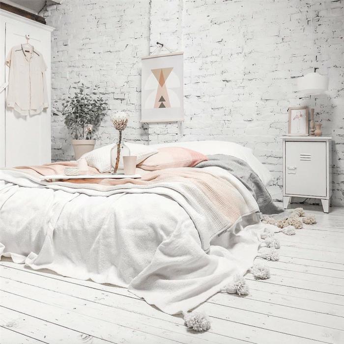 vitt bohemiskt sovrum, vitt plankgolv, vit tegelvägg, modern dekoration för vuxna sovrum, vitt sängklädsel med fransar