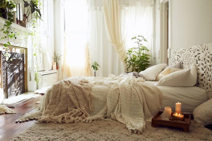 modern vuxen sovrum dekoration, beige matta, grädde säng täcka, gröna växter, vita ljus