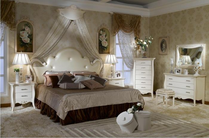 Parisisk boudoir, vit sänggavel, champagneslöjor, brun fransad valance, vintage spegel