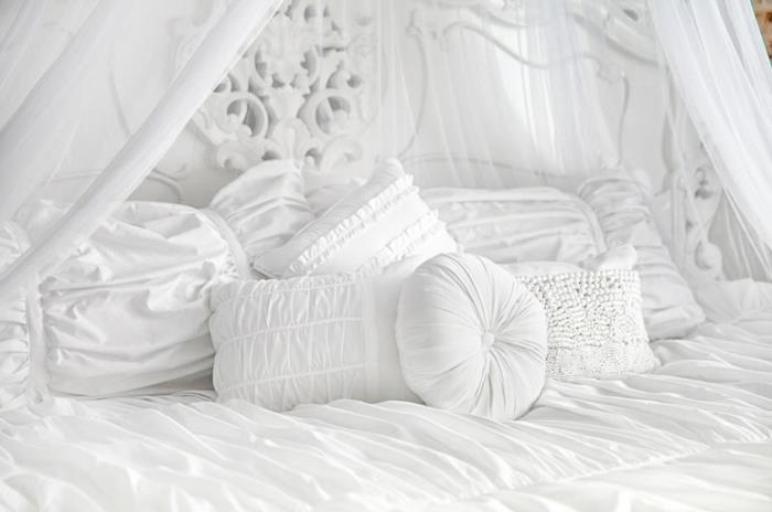 sovrumsdekorationsidé, vita väggar, vitt sängklädsel, rullgavel