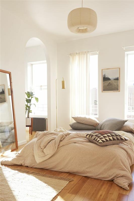 master bedroom decor idé, persika sängkläder, stor inramad spegel, grafiska mönster kuddar, vit väggfärg