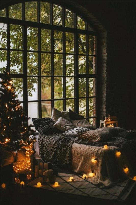 hur man dekorerar ett skandinaviskt sovrum till jul, natur juldekorationsidé med en liten naturlig julgran