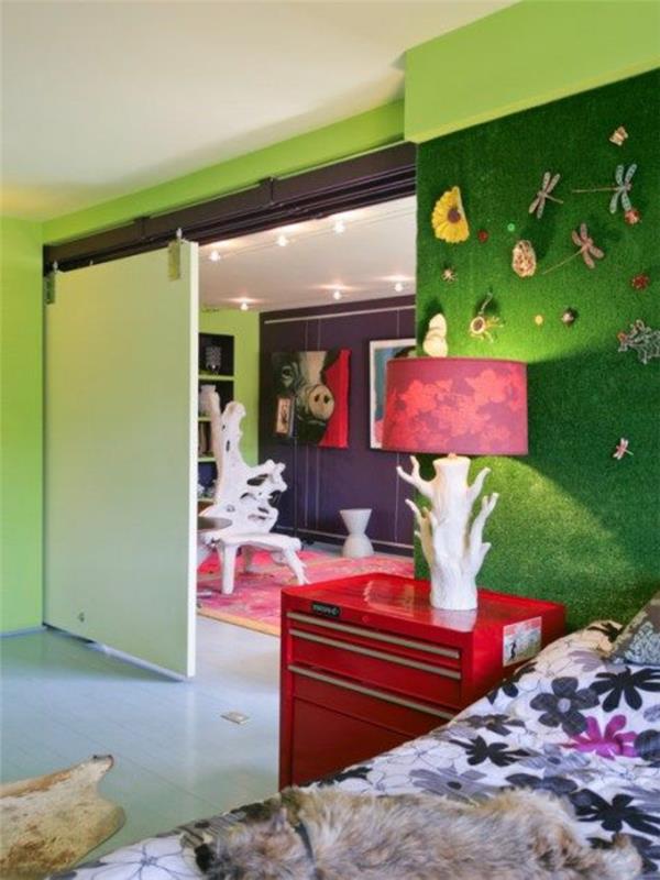 detská izba-s-trávnikom-na-steny-komoda-v-červenom dreve