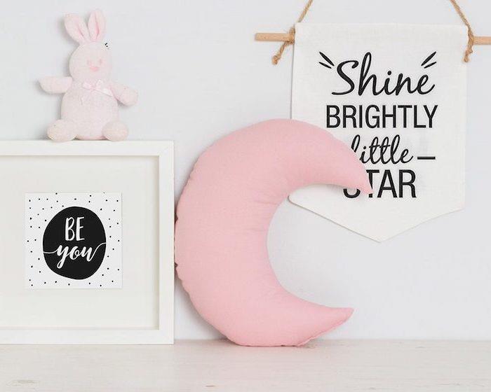 hur man dekorerar flickans rum, föremål för barnutrymme i rosa och vitt, träväggdekoration med inspirerande bokstäver