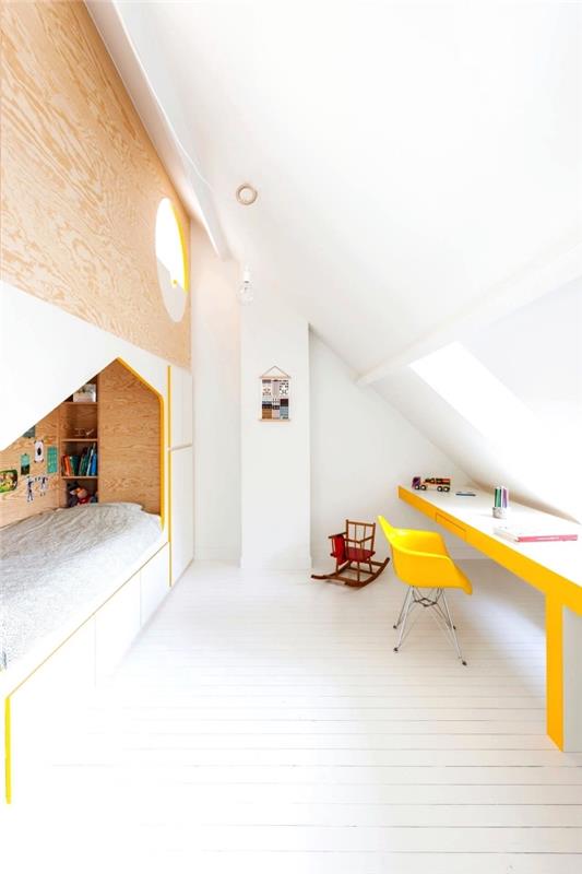 ett barns sovrum med en plywoodsäng och ett kontorsutrymme under takets sluttning, under sluttningen ett originellt barns sovrum