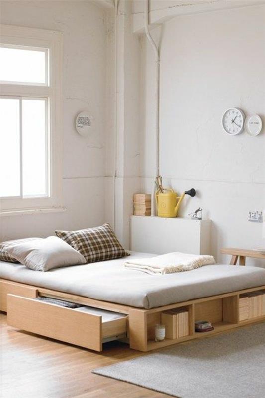 غرفة نوم الأطفال مع سرير خشبي فاتح سرير بيج سجاد جدران بيضاء درج سرير غرفة نوم كبار