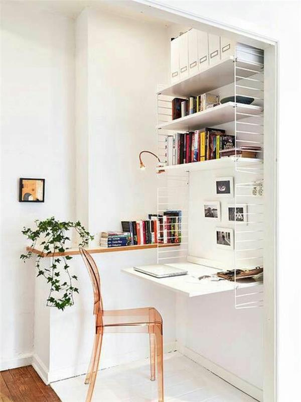 lägenhetinredning, möblerad studio 15m2, snyggt hörn med stol i transparent rosa plexiglas, golv delvis med vitt träbeklädnad och delvis med råparkett