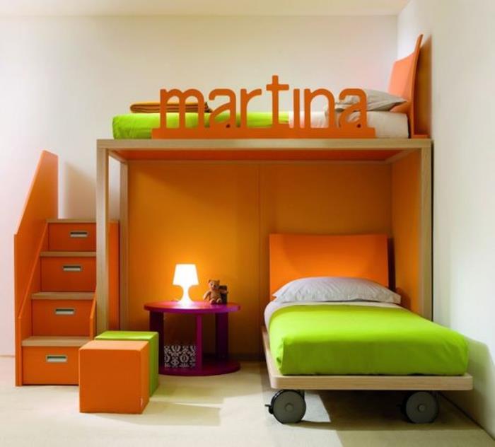 malá úprava spálne v oranžovej a rezedovej farbe, s posteľou na kolieskach, nápisom teenagerovho mena na posteli v druhej úrovni, schodišťovým schodiskom postele vo forme hlbokých zásuviek