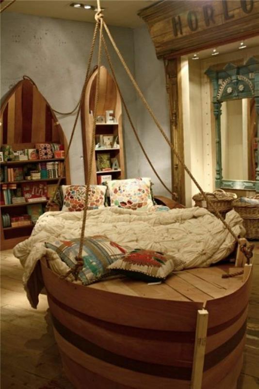 navy-style-spal-idea-dekoracna-lodna-postel-v-masivnom dreve
