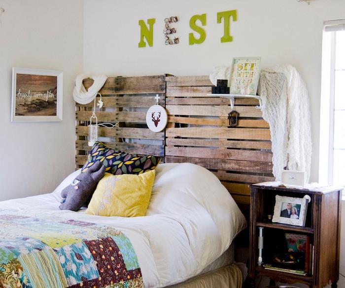 pallet sänggavel idé att göra själv, med dekorationer, vita sängkläder med dynor och färgglatt sängklädsel