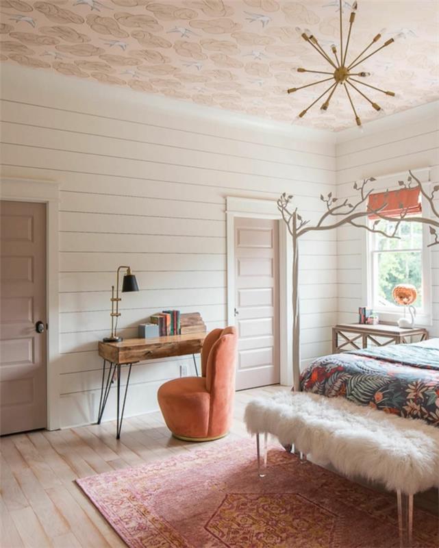 mysig dekorationsstil i vitt och rosa, sovrum i deco, litet industriellt skrivbord, rosa sammetslen fåtölj