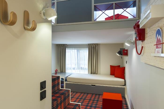 spálňa s medziposchodím, detská izba na dvoch úrovniach, štvorcový koberec v červenej a modrej farbe