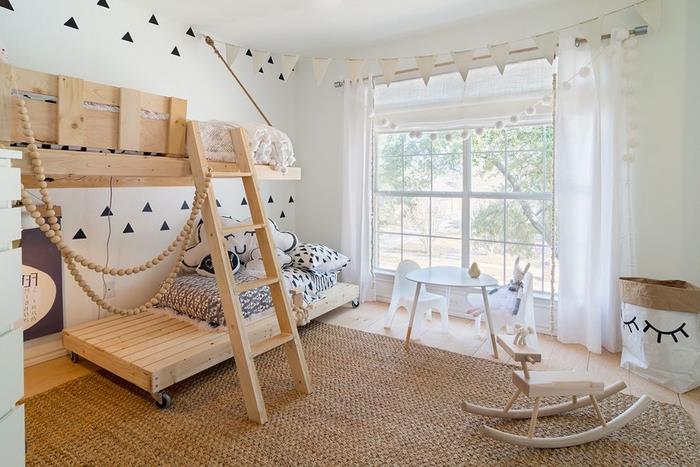 detská izba inšpirovaná Škandináviou z prírodných materiálov, ako vyrobiť posteľ s mezanínovými paletami