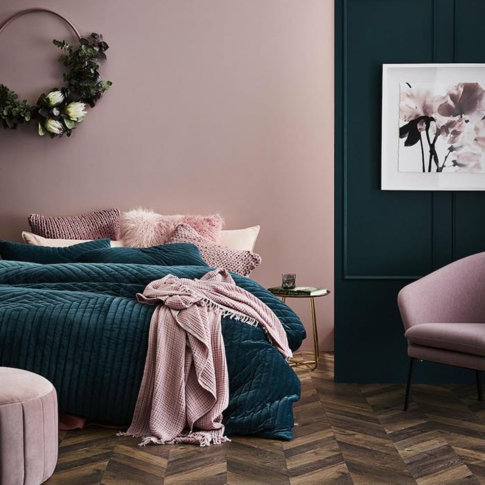 rosa målning för vuxen sovrum, rosa pall och fåtölj, chevronparkett, konstgjord växt dekorativ krans, abstrakt målning