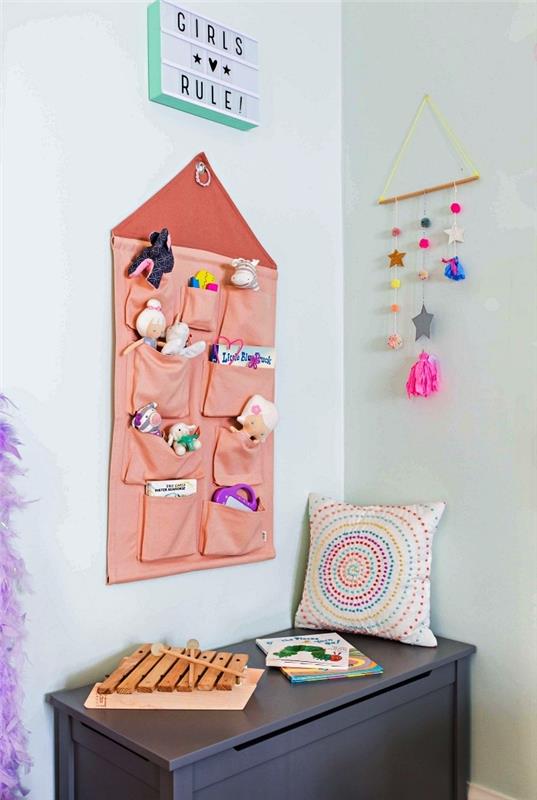 nástenný úložný priestor s vreckami v detskej izbe, nástenný organizér na hračky, personalizovaná LED nástenná dekorácia na stenu