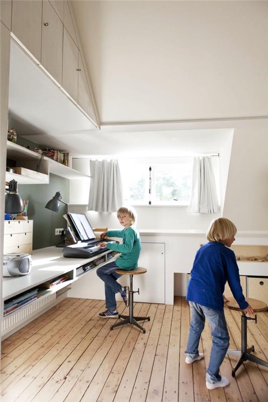 ett barnrum med snedtak i skandinavisk stil med ett sluttande skåp i höjd, under kontorsytan