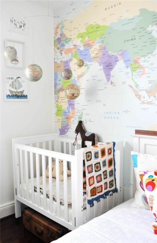 سرير حضانة باللون الأبيض مع قضبان ملصق خريطة العالم