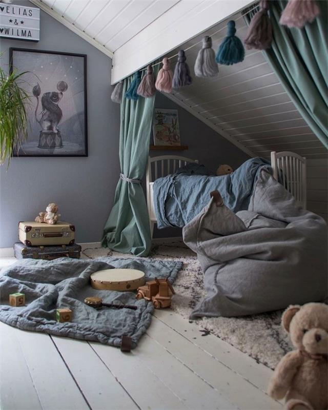 ett barns sovrum under sluttningen med en säng placerad under sluttningen bakom gardiner