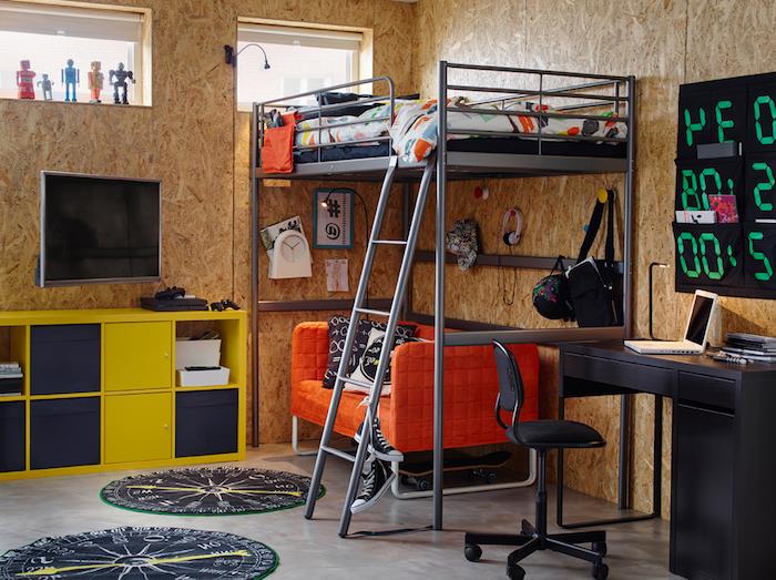 ديكور غرفة نوم صبي صغير ، سرير علوي باللون الرمادي مع أريكة برتقالية ، خزانة خشبية مطلية باللون الأصفر والأزرق الداكن