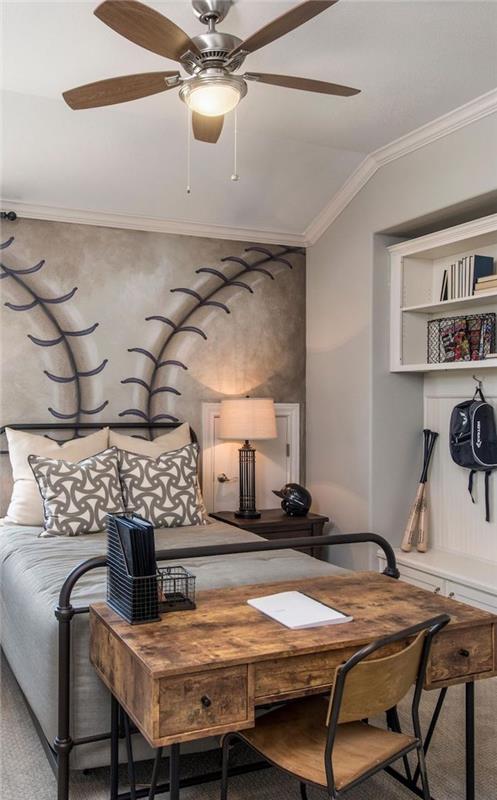 فكرة ديكور غرفة نوم الصبي ، ورق جدران مستوحى من الرجبي ، رف حائط أبيض مع كتب