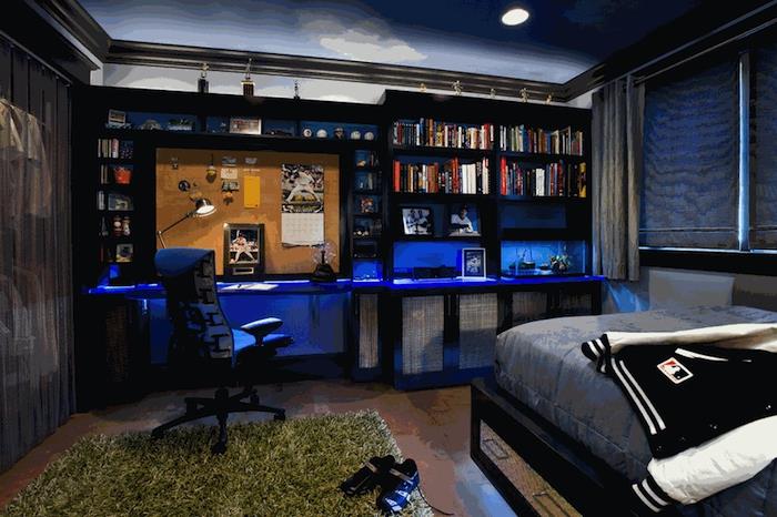 أفكار تزيين غرف نوم الأولاد ، خزانة كتب خشبية حديثة مطلية باللون الأسود ، مكتب مع إضاءة نيون باللون الأزرق الداكن