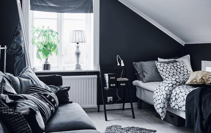 ديكور غرفة نوم صبي صغير ، مصباح سرير أبيض بقاعدة خشبية ، كرسي خشبي مزخرف باللون الأسود