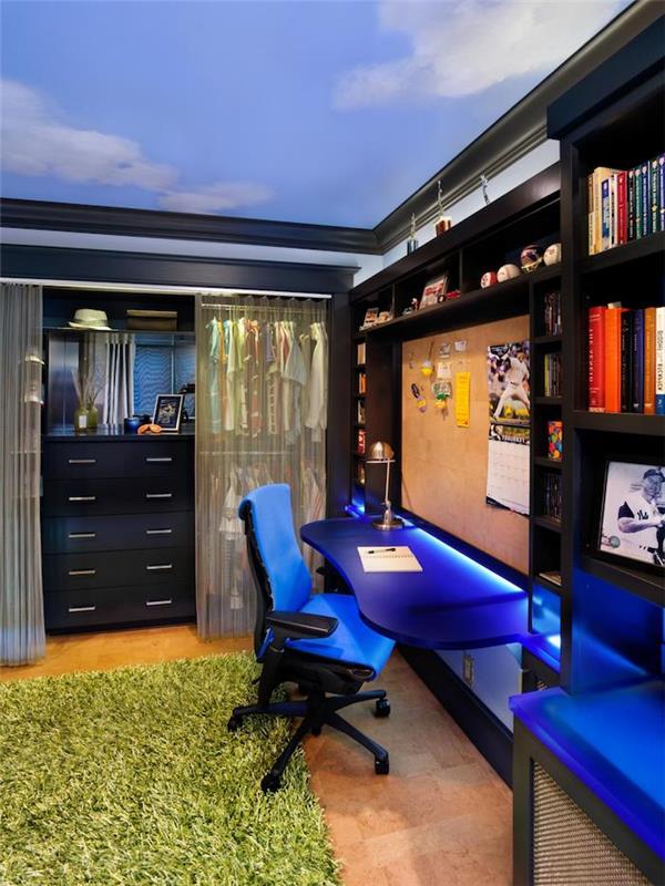 ديكور غرفة نوم صبي ، سقف مطلي باللون الأزرق مع ديكور غيوم بيضاء ، مكتب باللون الأزرق الداكن مع إضاءة نيون
