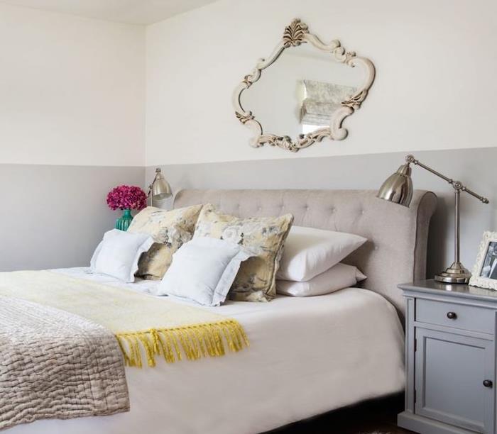 sivá a biela spálňa, sivá komoda, biela posteľná bielizeň, béžovo žltá, kytica kvetov, vintage barokové zrkadlo