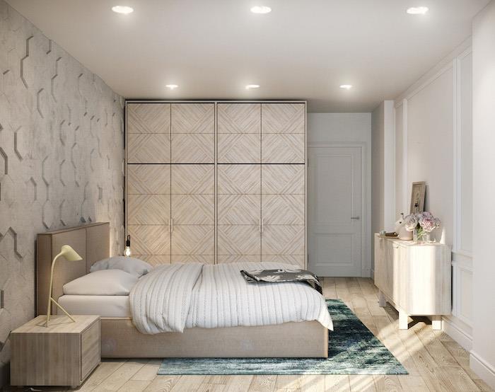 sivá a biela spálňa s béžovými akcentmi, drevenou posteľou, komodou a nočným stolíkom, svetlými parketami, modrozeleným kobercom