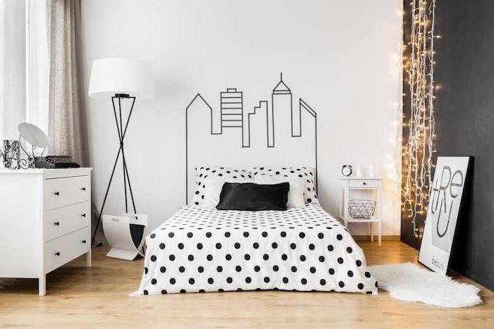 sivobiely model spálne, grafická kresba na stenu, čiernobiele posteľné prádlo, biela komoda, svetlé parkety, svetlá girlanda, trend hygge
