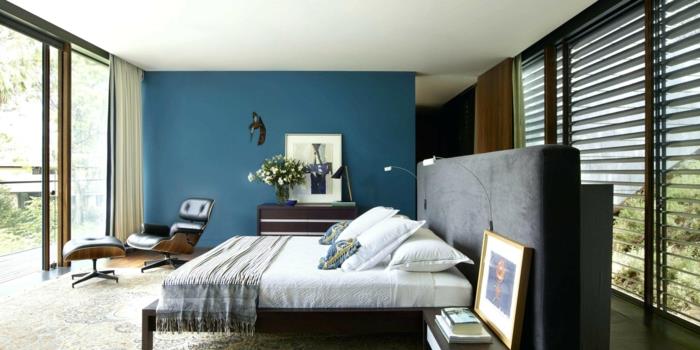 طلاء غرفة نوم باللونين الأزرق والأبيض ، لوح أمامي كبير ، جدار زجاجي كبير ، كرسي بذراعين مريح