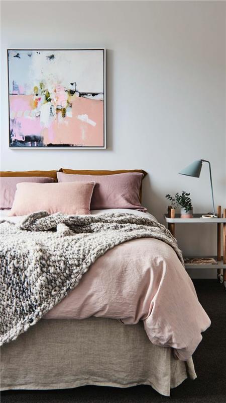 غرفة نوم باللونين الرمادي والوردي ، مصباح سرير رمادي ، بطانية رمادية جميلة ، لوحة تجريدية