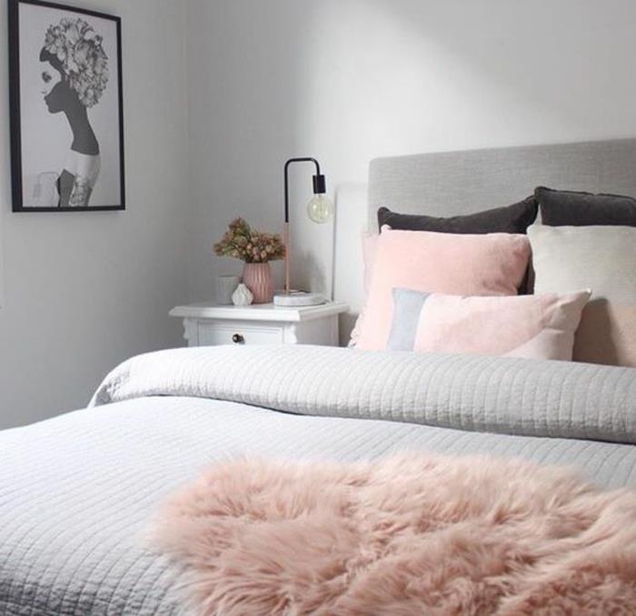 غرفة نوم باللونين الرمادي والوردي ، لوحة فنية باهظة ، منقوشة من الفرو الصناعي ، العديد من الوسائد الزخرفية