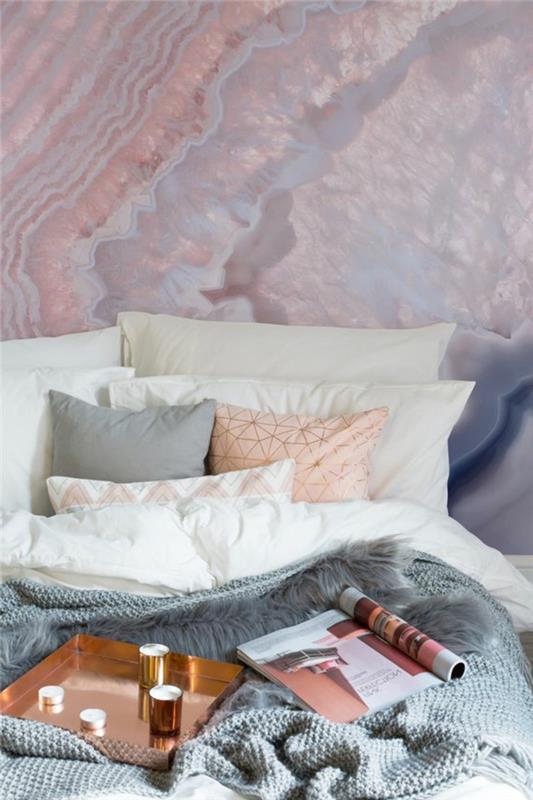 غرفة نوم باللونين الرمادي والوردي ، ومنقوشة من الفرو الصناعي الرمادي ، وجدار من الكوارتز الوردي ، ووسائد بألوان الباستيل