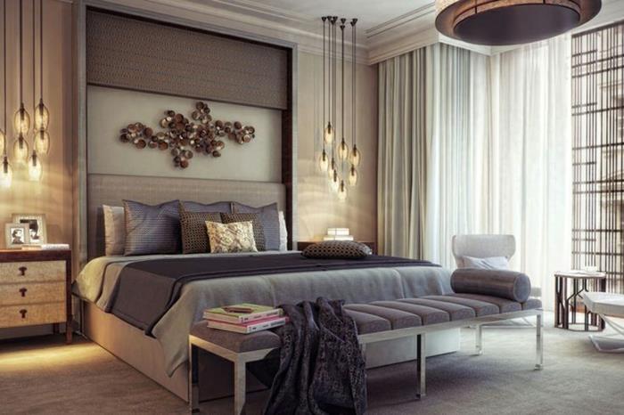 hängande lampor, metallväggdekor, stor grå säng, stort taklampa, elegant sovrum