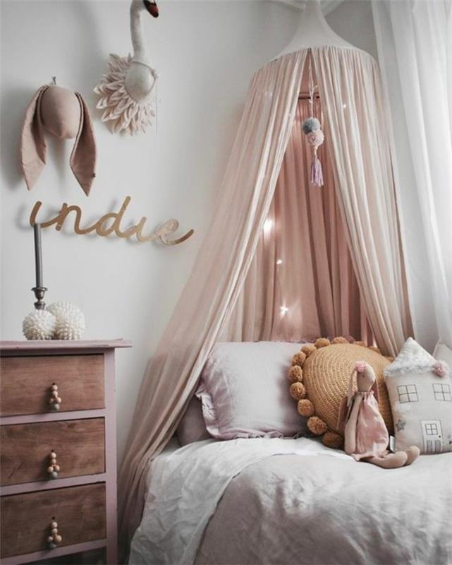 غرفة نوم باللون الرمادي والوردي ، حروف مزخرفة ، وسائد زخرفية فريدة من نوعها ، مظلة للأطفال